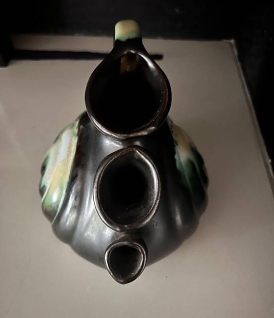 Ceramic with 3 Thulin spouts, black enamel, typical decoration in blue-green glaze, signed .20cmX16CM.