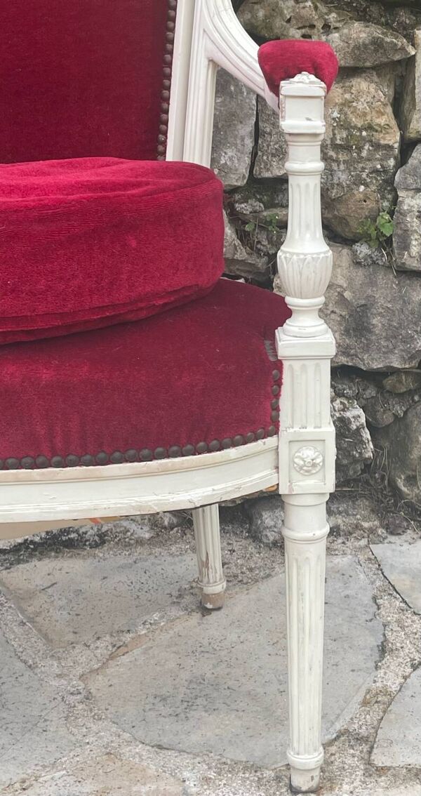 Fauteuil  cabriolet en bois peint sculpté de style Louis XVI époque XXeme siècle