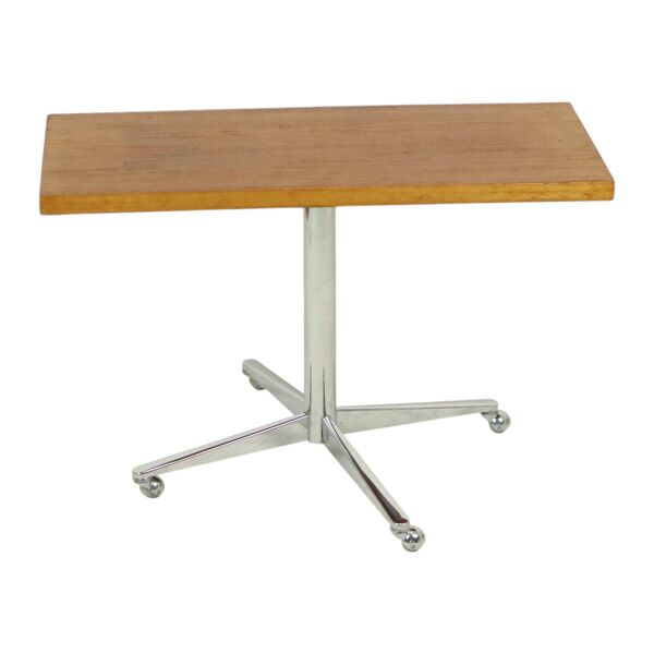 Table basse vintage avec plateau en bois et roulettes chromées, 90 cm