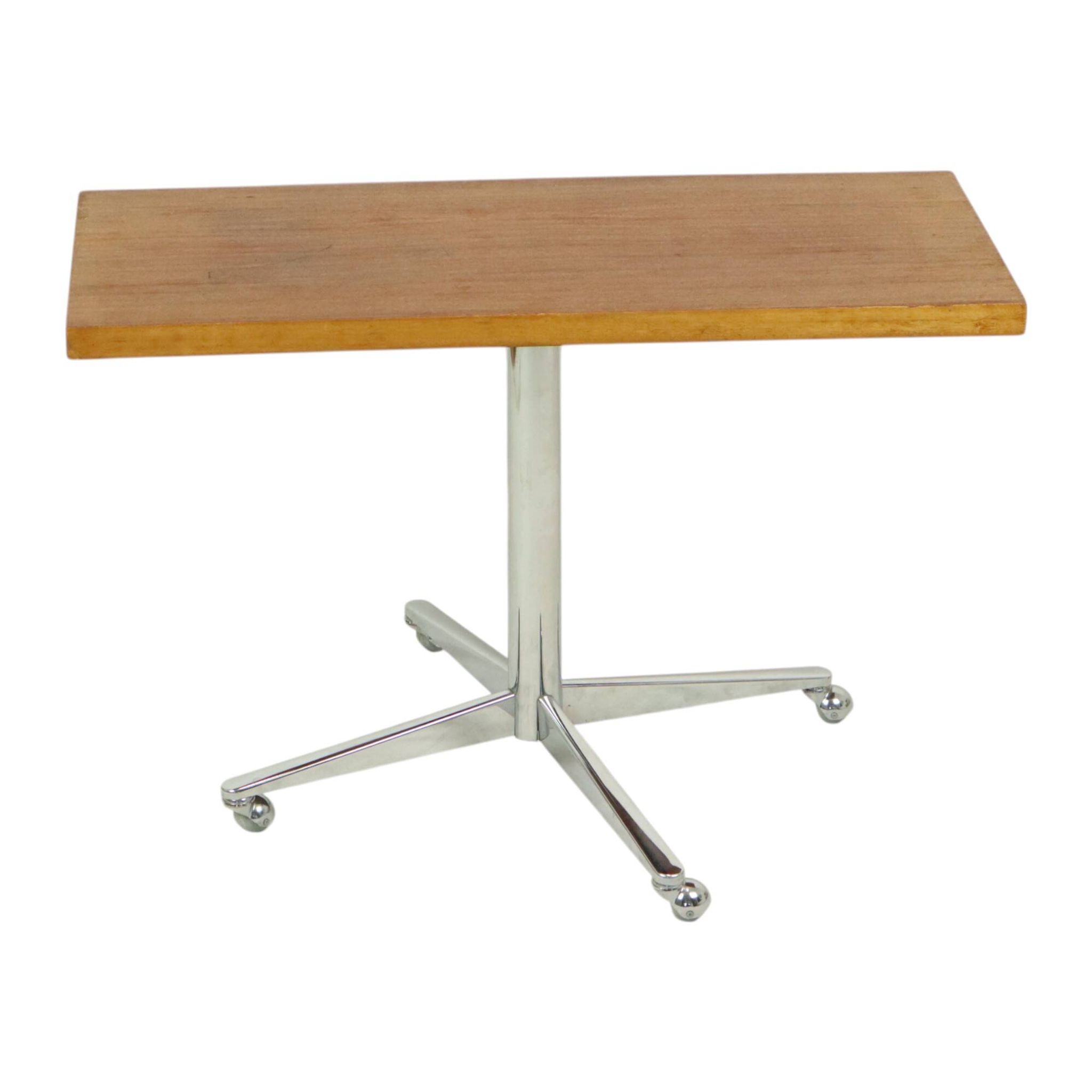 Table basse vintage avec plateau en bois et roulettes chromées, 90 cm
