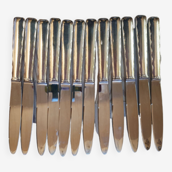 Lot de 12 couteaux de table en métal argenté