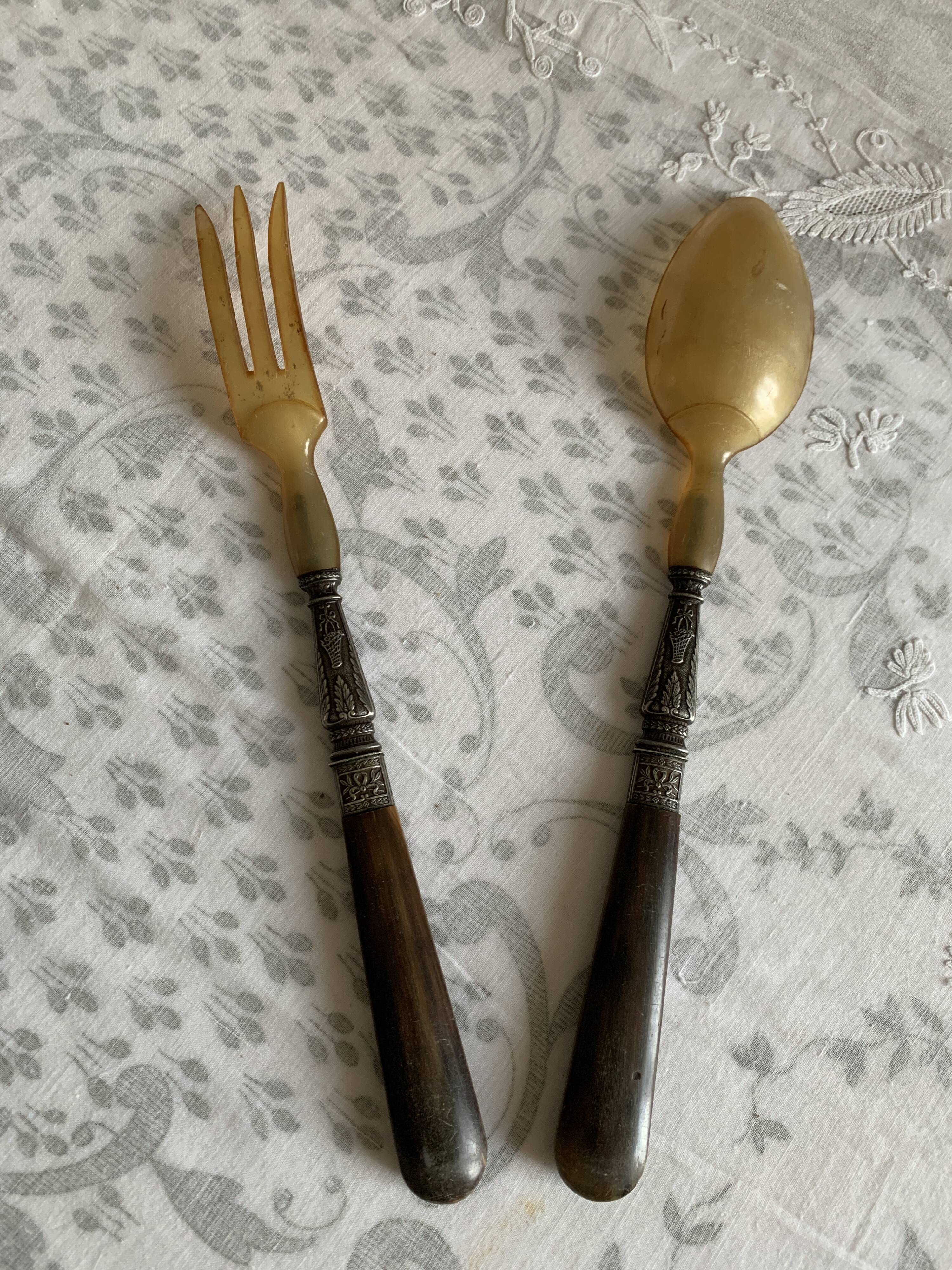 Couverts à salade en corne et métal ciselé années 1920