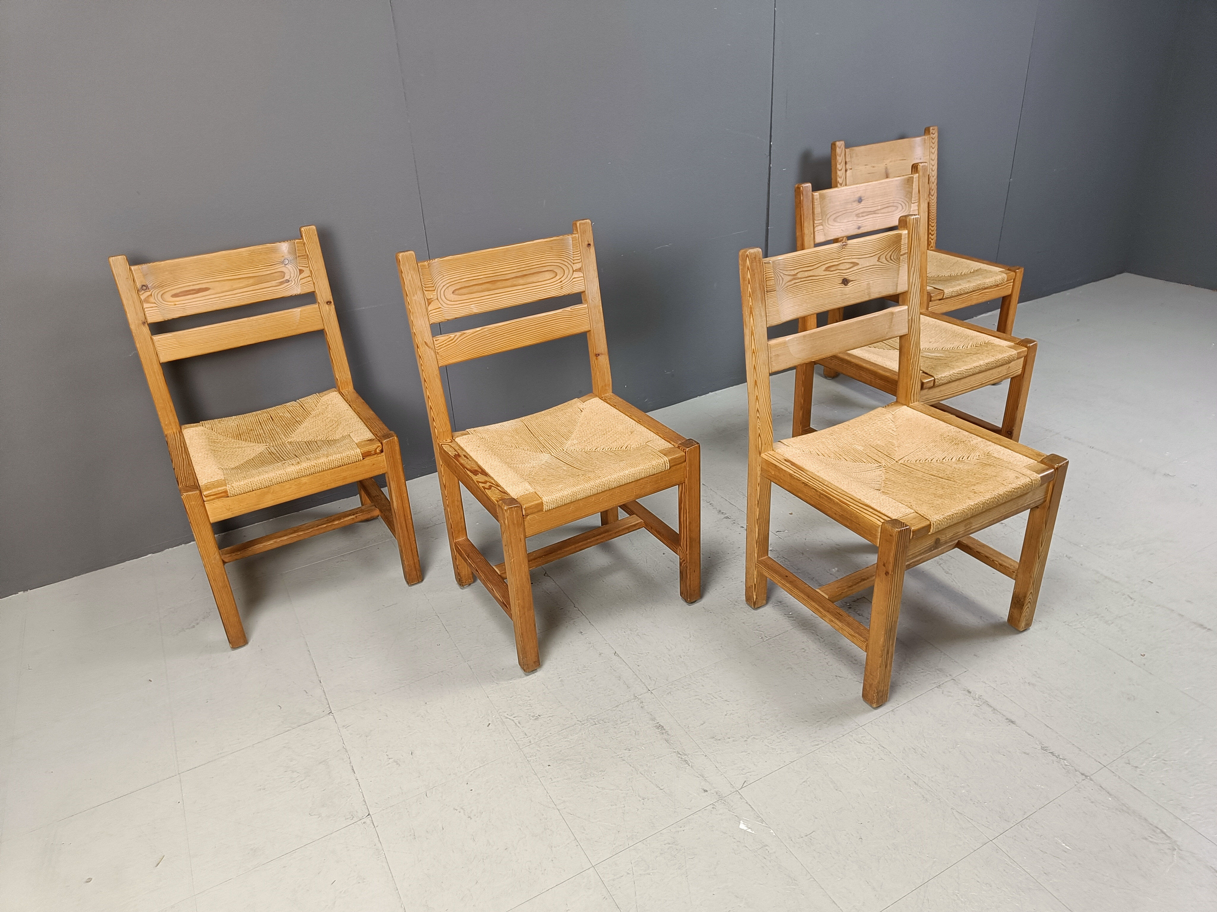 Ensemble de 5 chaises en bois de pin par GM Mobler, années 1960.