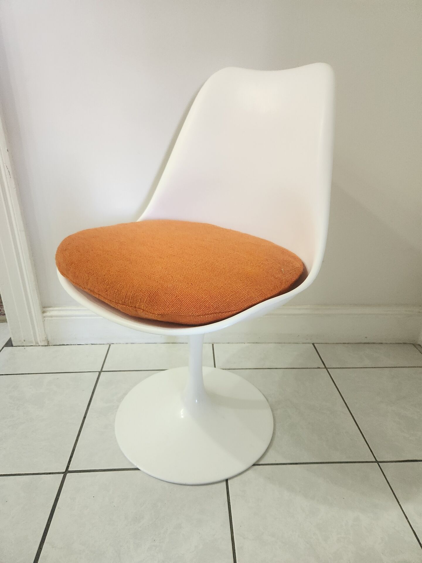 Chaise pivotante Tulip design de Eero Saarinen pour Knoll Int.