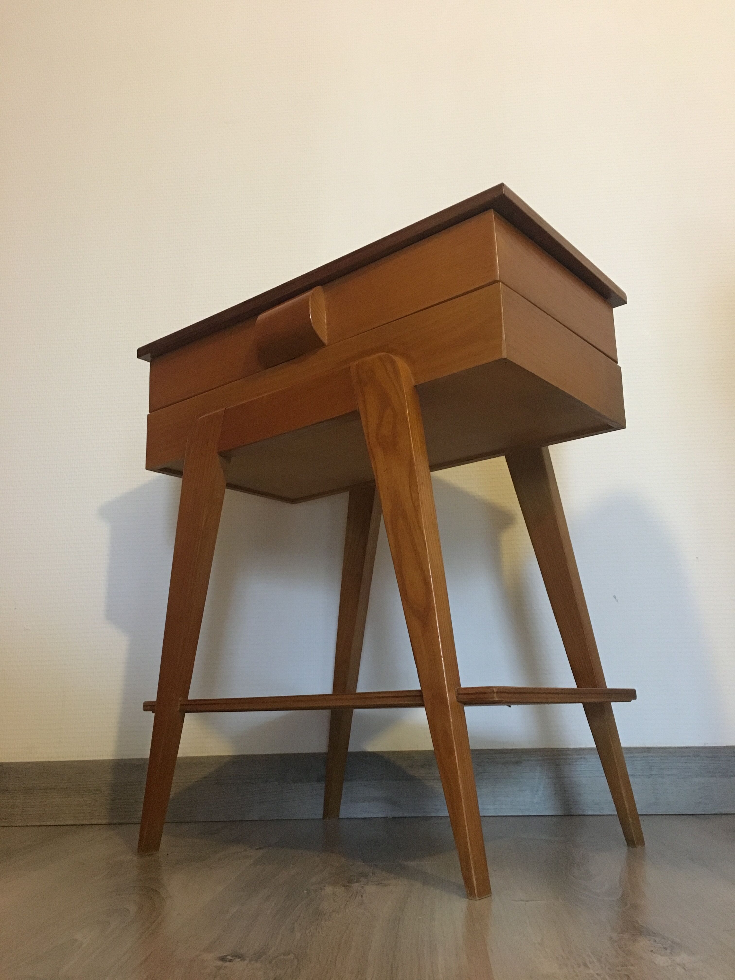 Chevet vintage scandinave travailleuse pieds compas