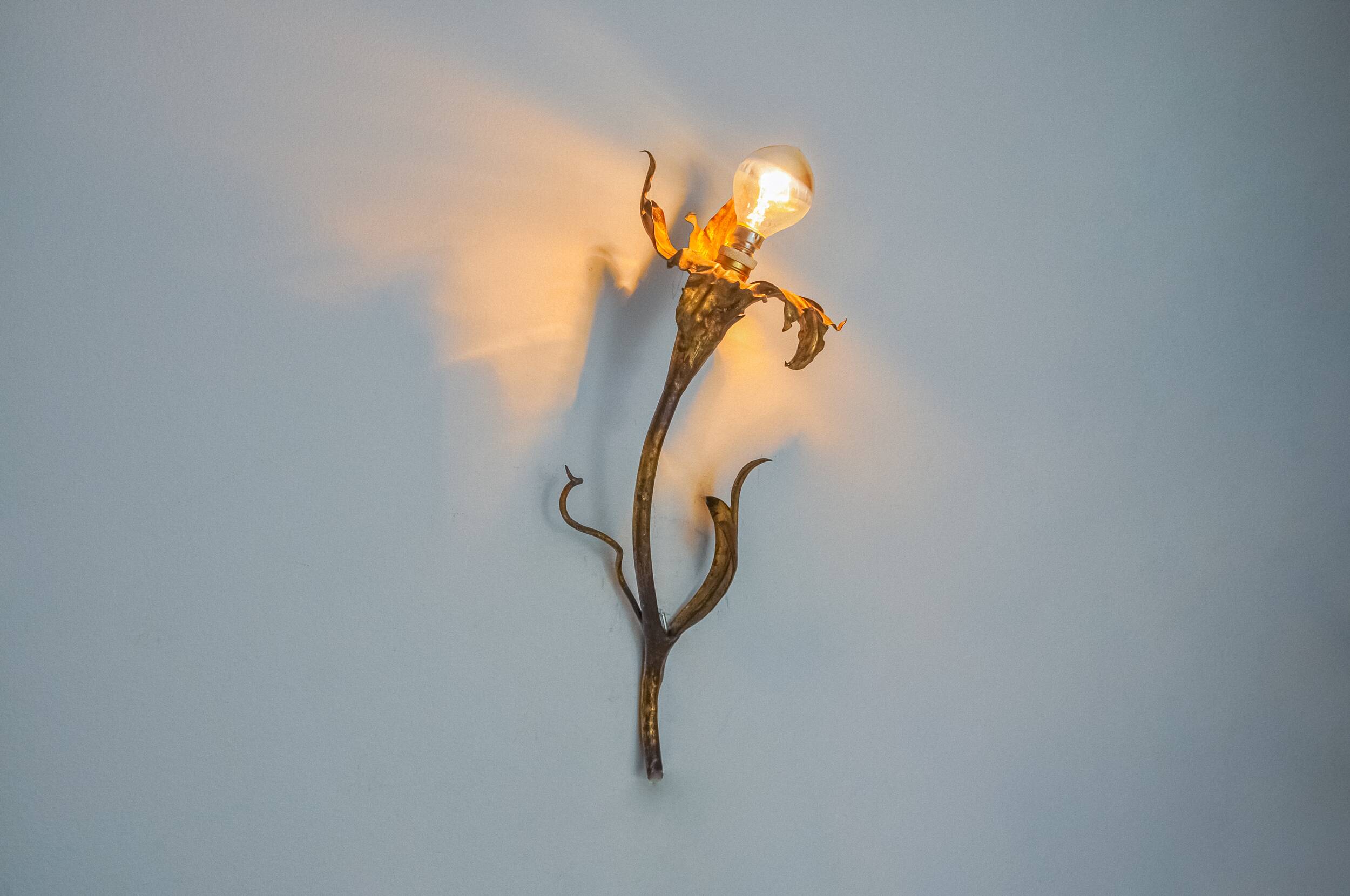 "Fleur de lys" wall light by Ferro Arte, metal and gold leaf, Spain, 1970