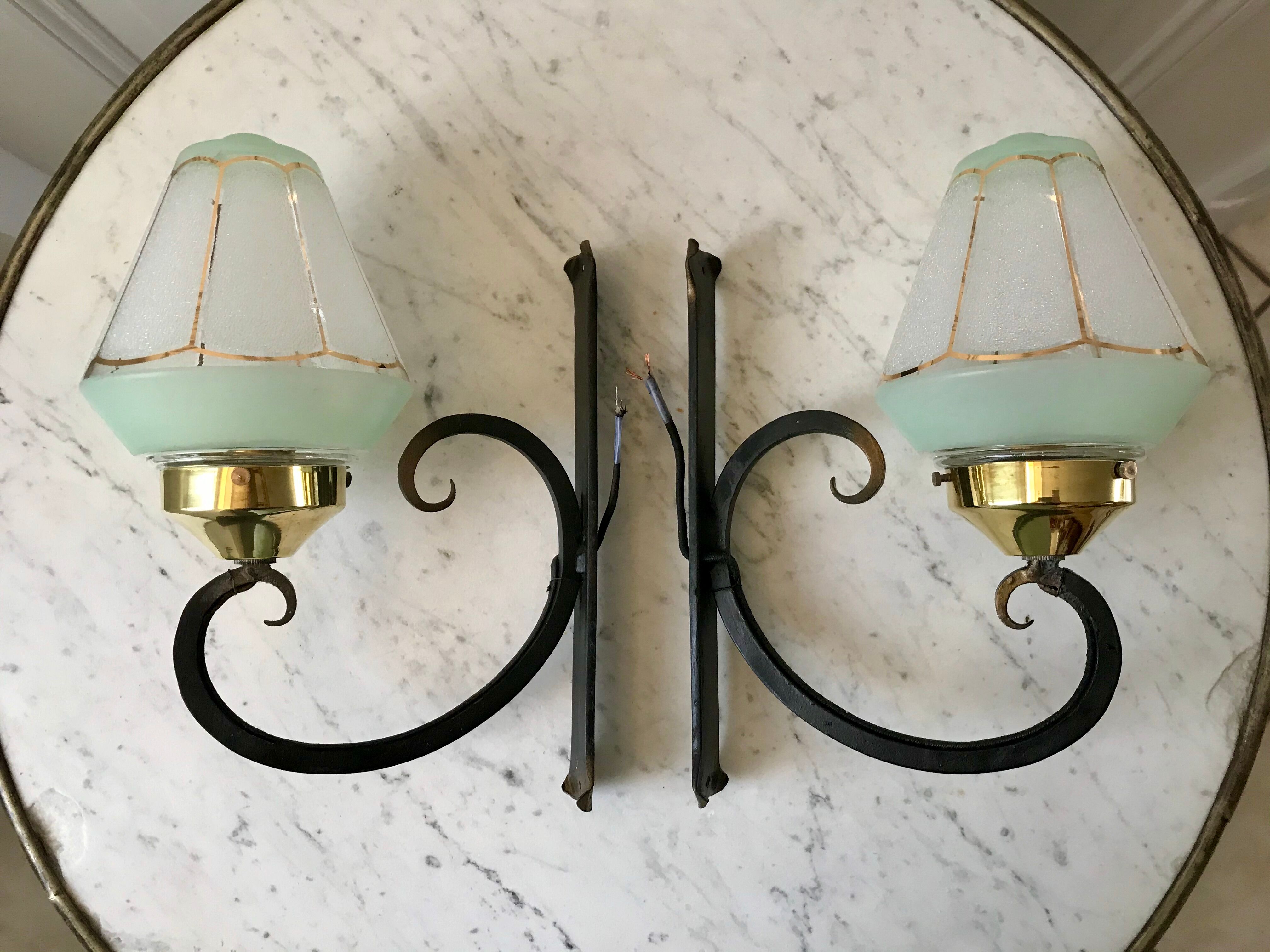 Paire d'appliques en verre granité vert et en fer forgé noir années 50-60
