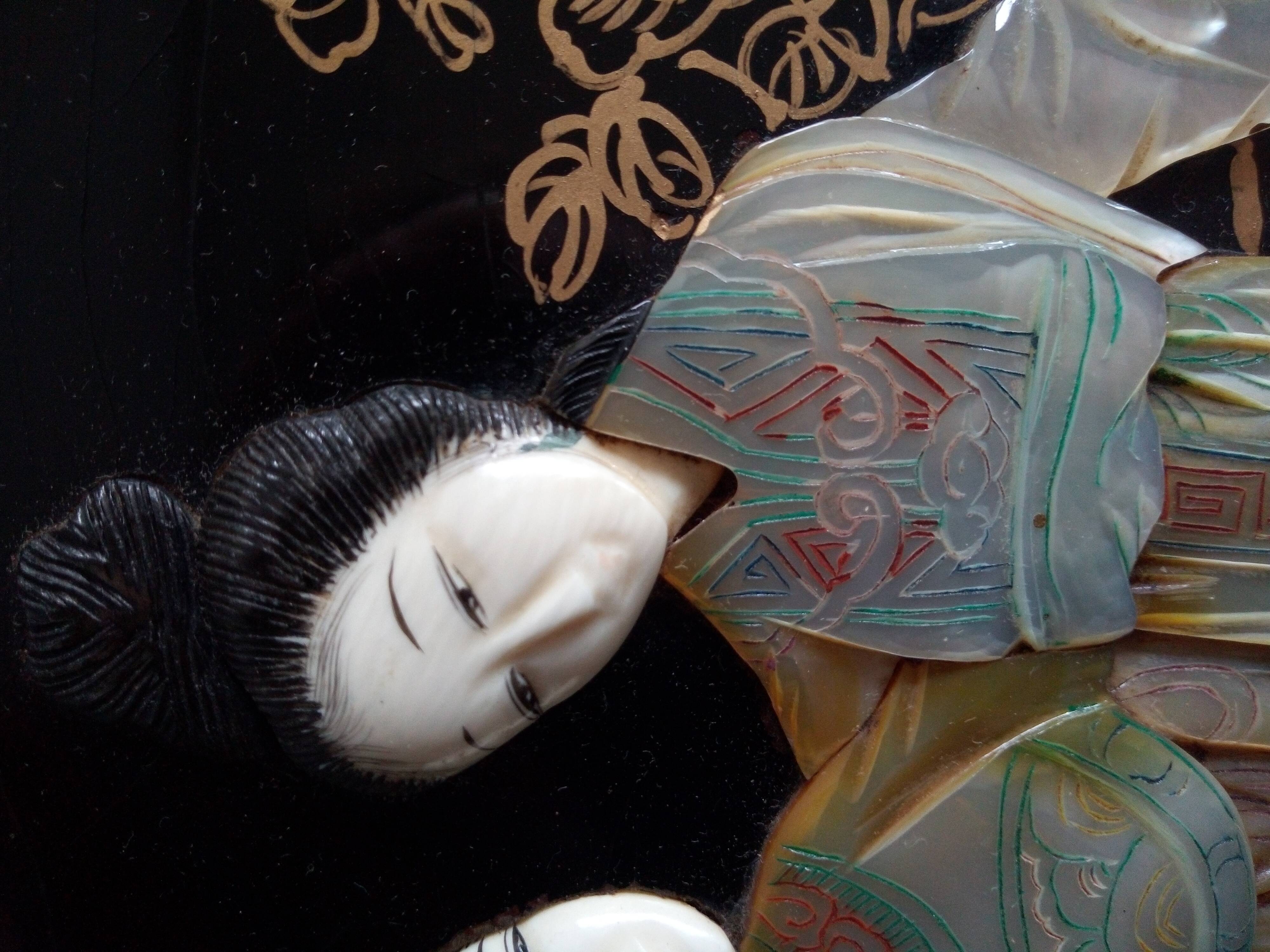 Table chinoise laquée ivoire et nacre pied pliant
