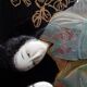 Table chinoise laquée ivoire et nacre pied pliant