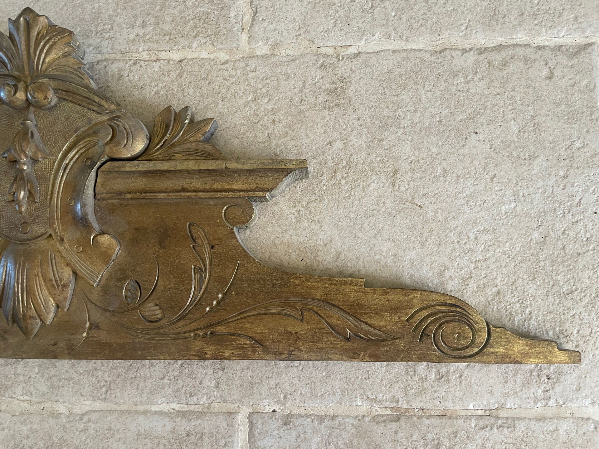 Fronton en bois doré