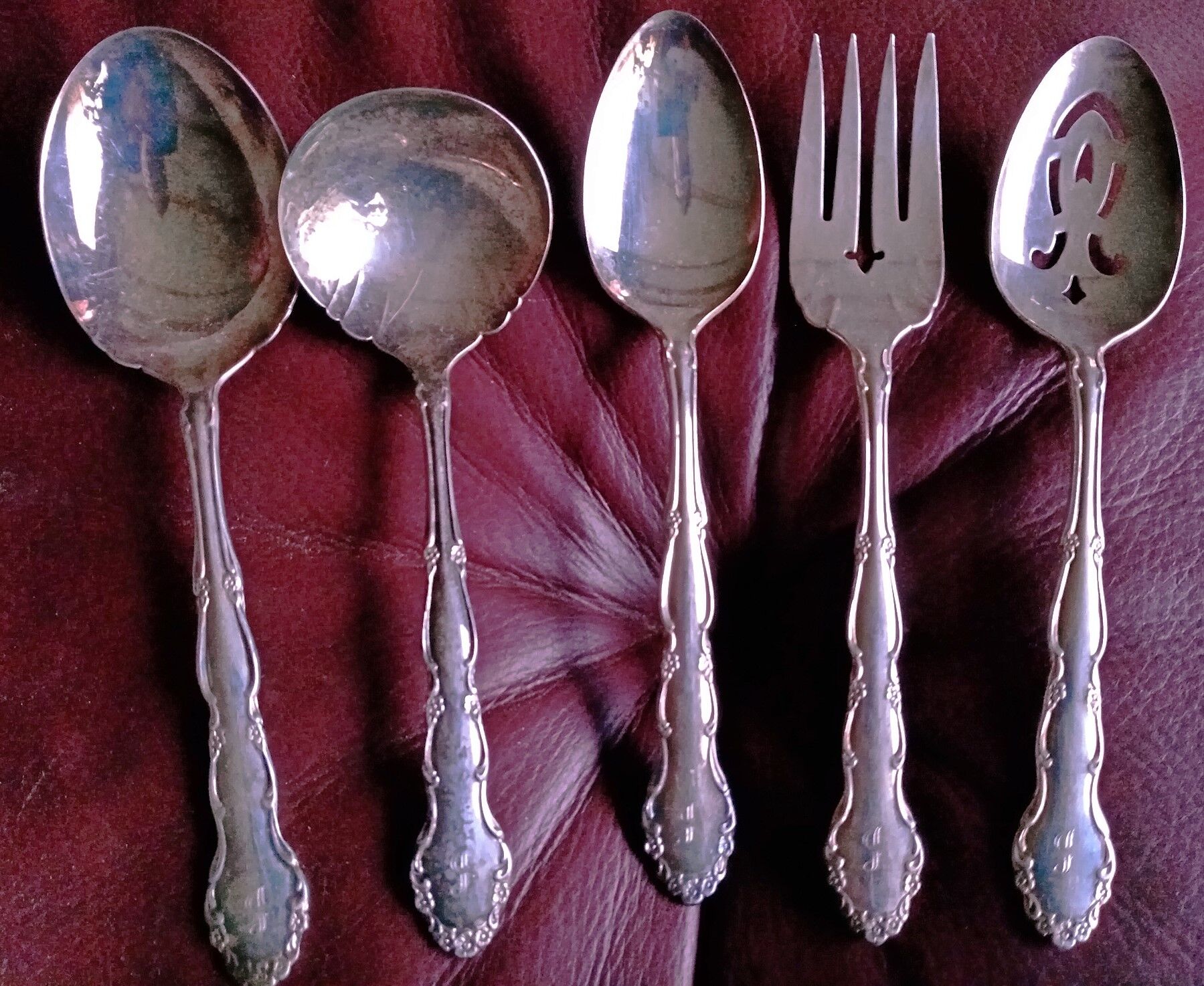 Menagère ancienne 126 pieces 12 personnes en métal argenté Oneida Silversmiths