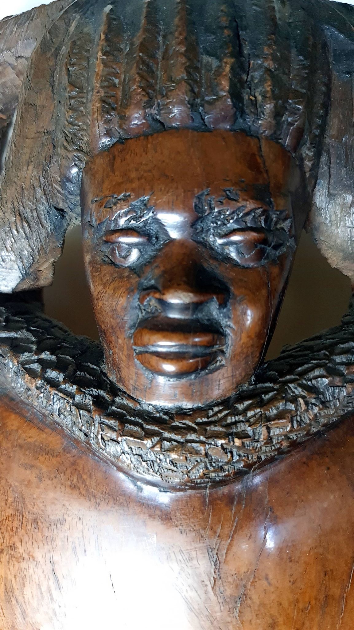 Visage énigmatique d'Afrique sculpté en bois d'ébène