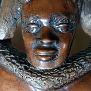 Visage énigmatique d'Afrique sculpté en bois d'ébène