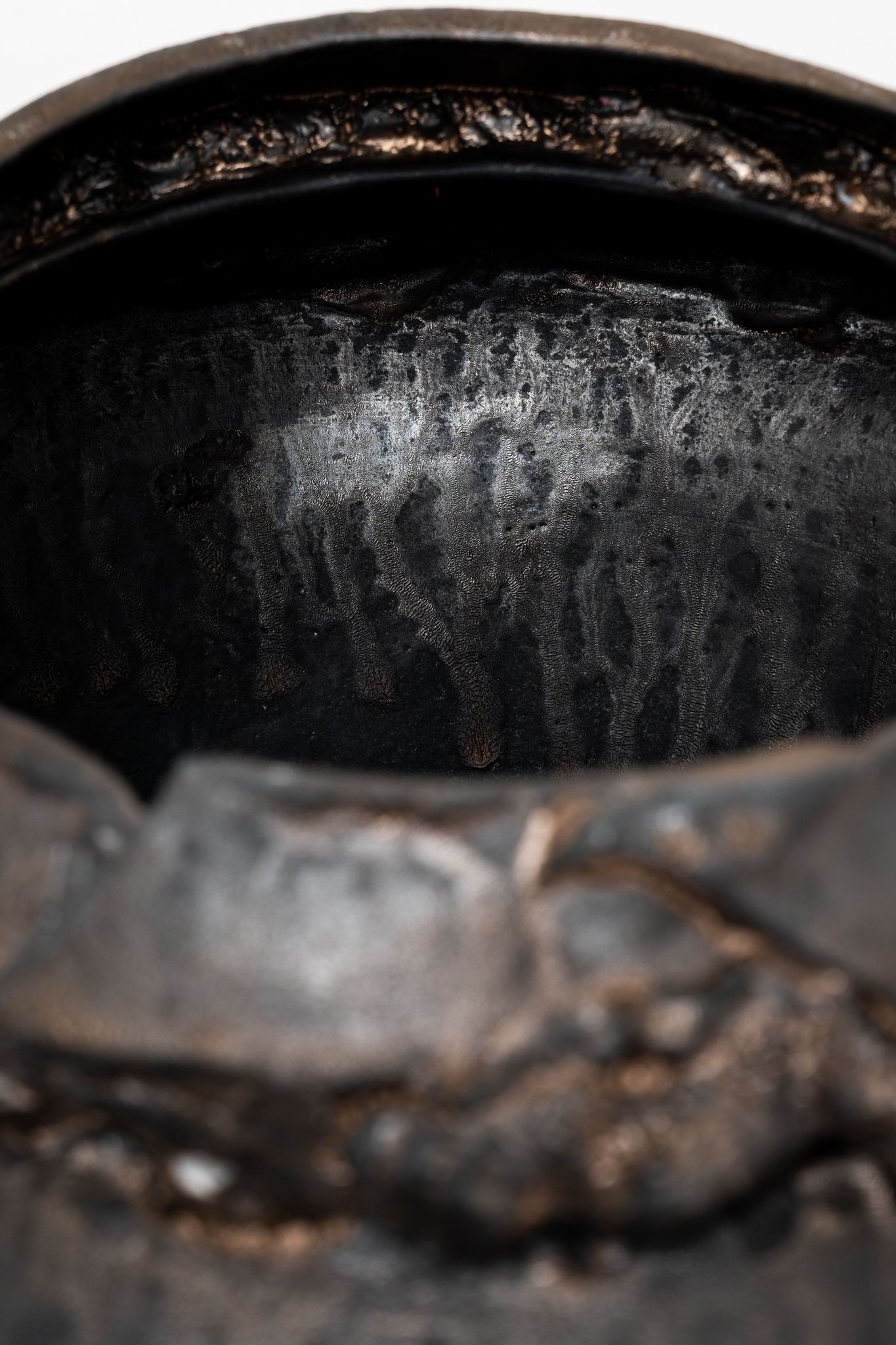 Vase en grès dorée et noir