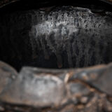 Vase en grès dorée et noir
