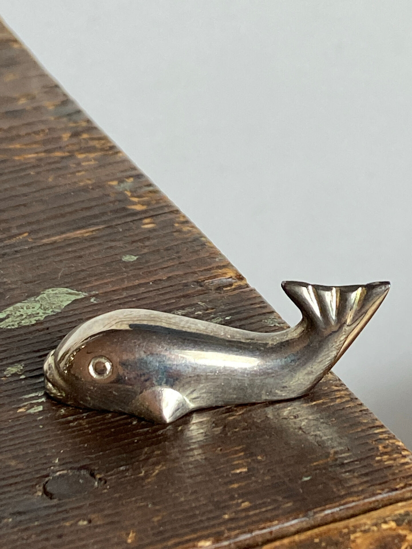 Whale-shaped stainless steel knife holder