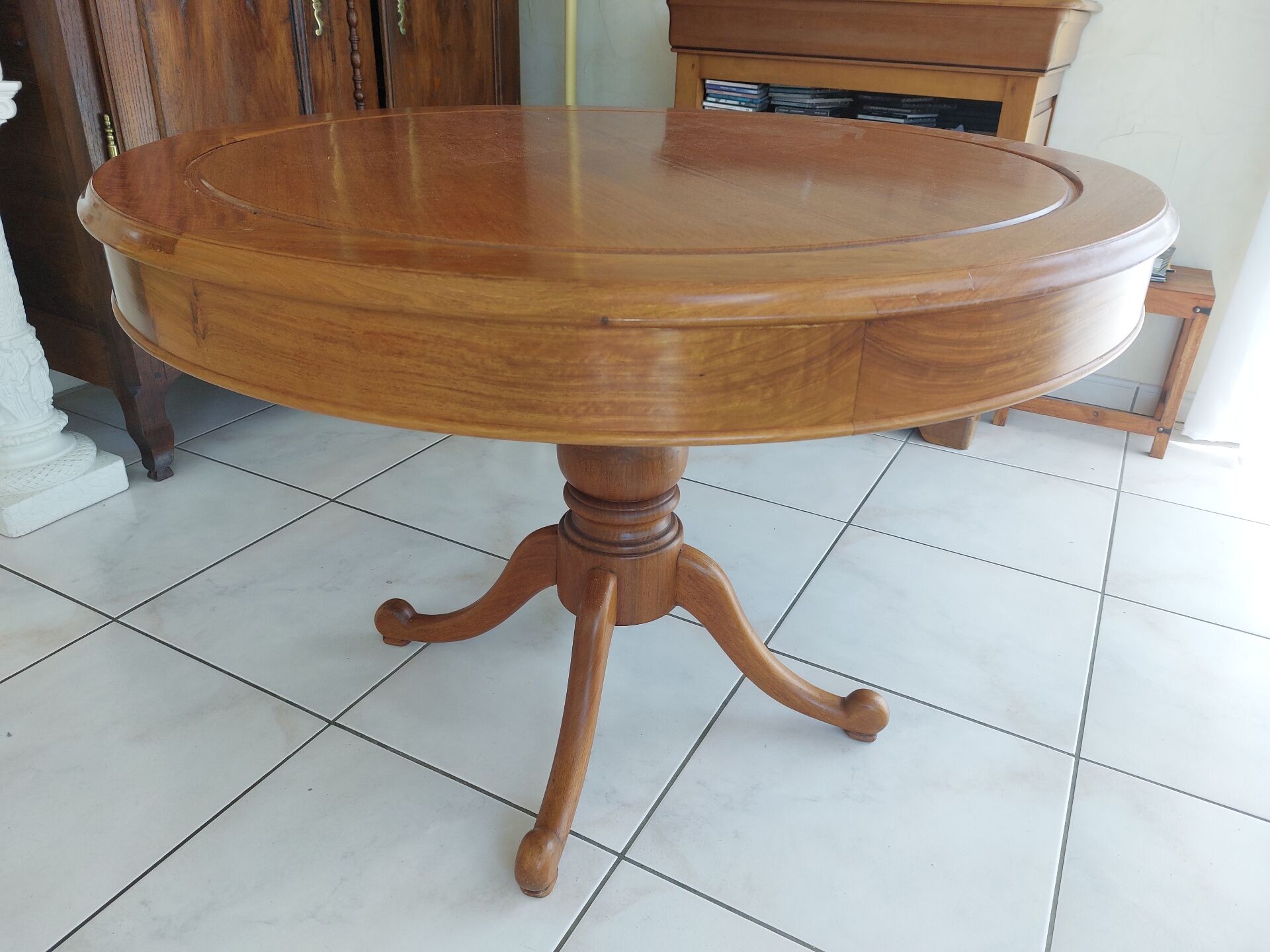 Round table in mahogany