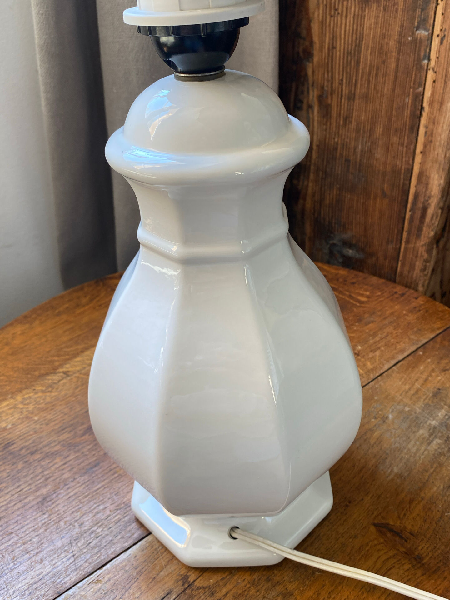 Pied de lampe en faïence blanche et décor floral coloré
