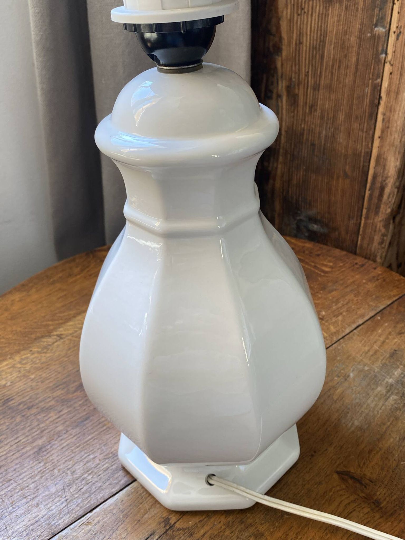Pied de lampe en faïence blanche et décor floral coloré