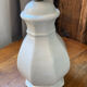 Pied de lampe en faïence blanche et décor floral coloré
