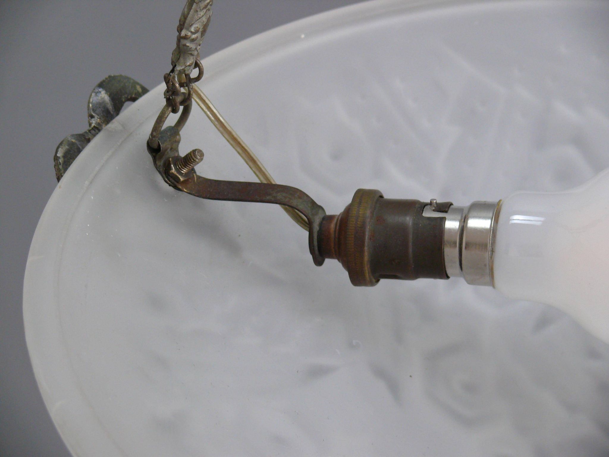 French Art Deco glass pendant light with chain suspension, Muller Frères Lunéville, 1920s-1930s
