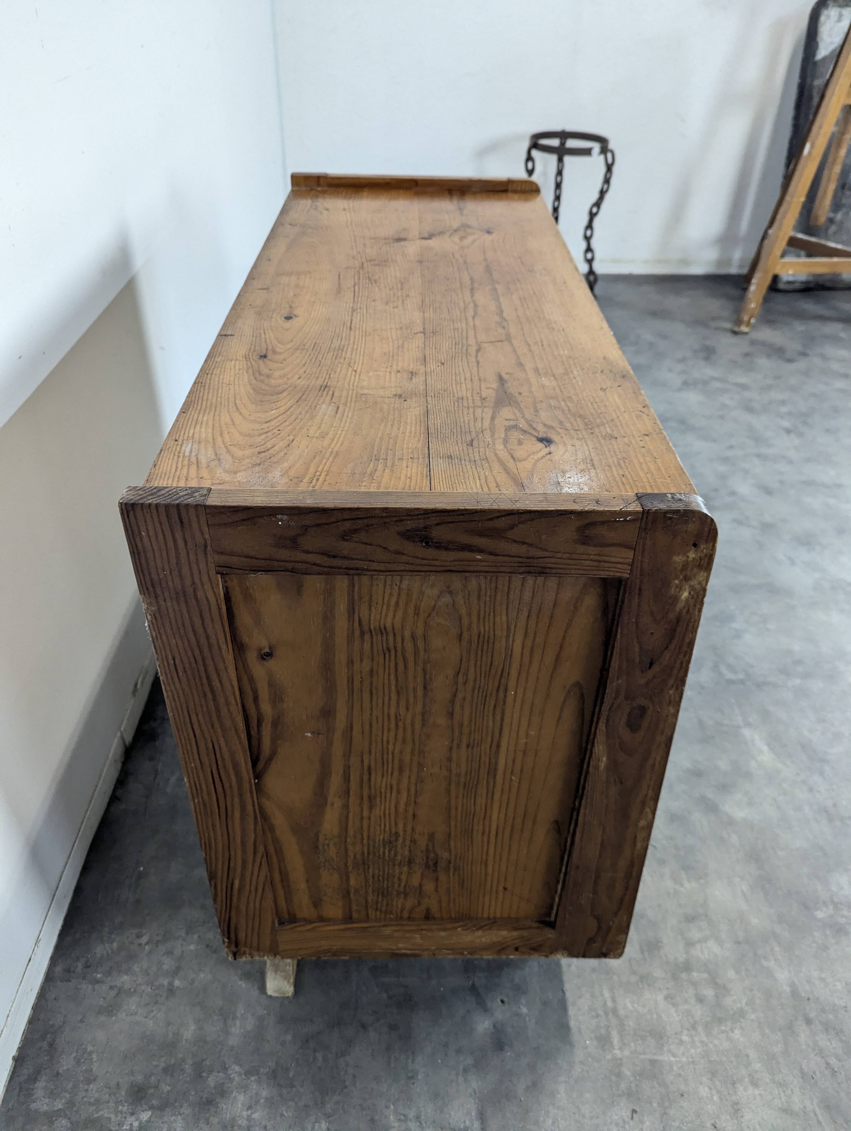 1950s pine chest of drawers with tapered legs.