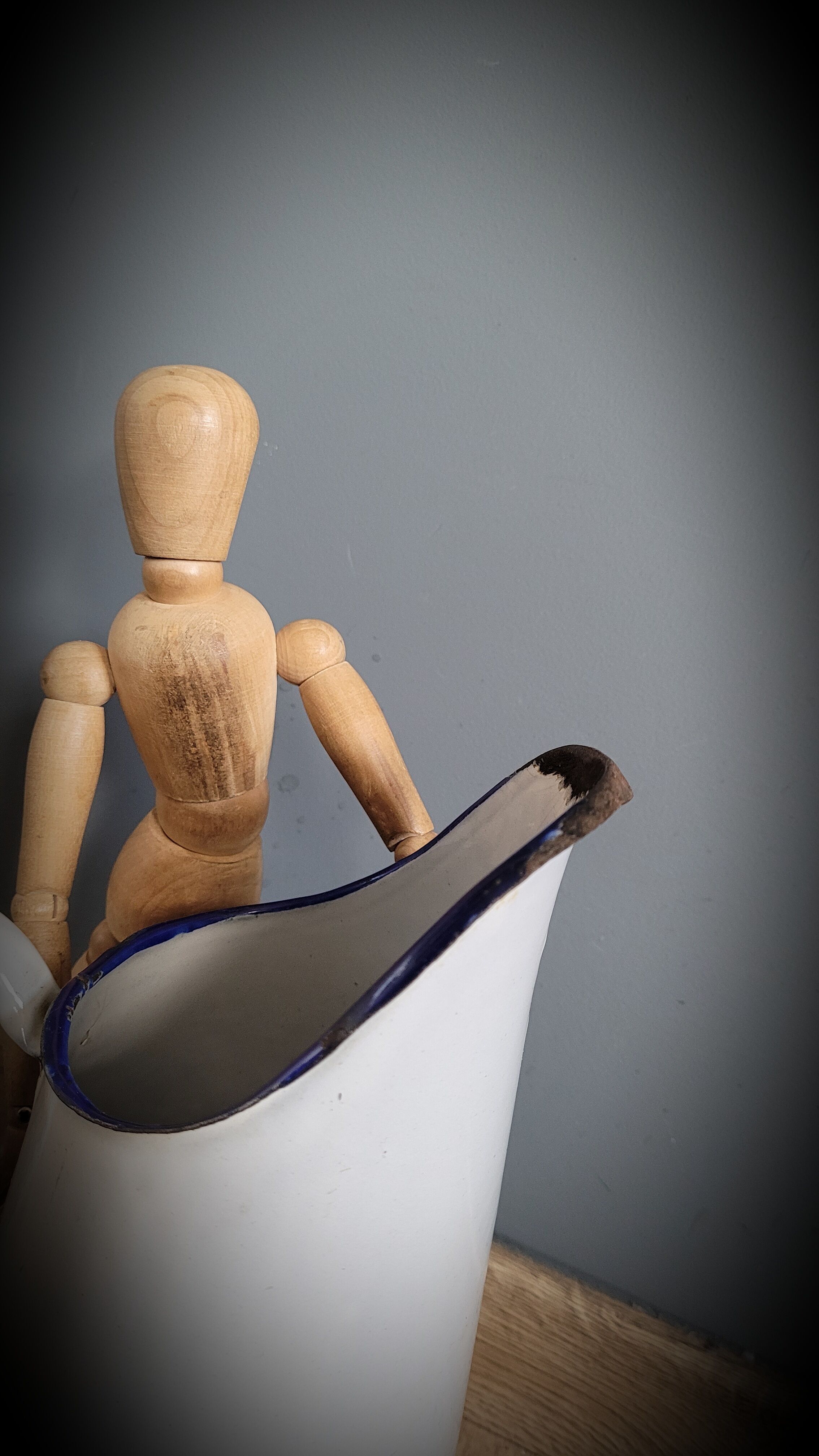 Broc enamelled white