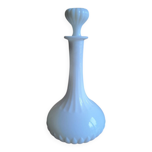 Carafe en opaline blanche