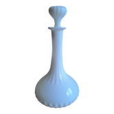 Carafe en opaline blanche