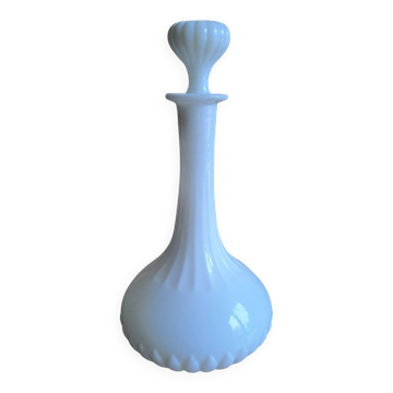 Carafe en opaline blanche
