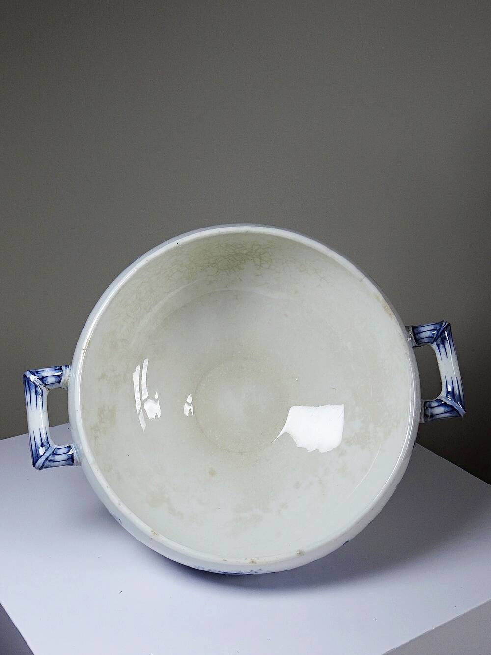 Fine earthenware soup tureen Sarreguemines model Carmen, blue decoration 19th-20th century.