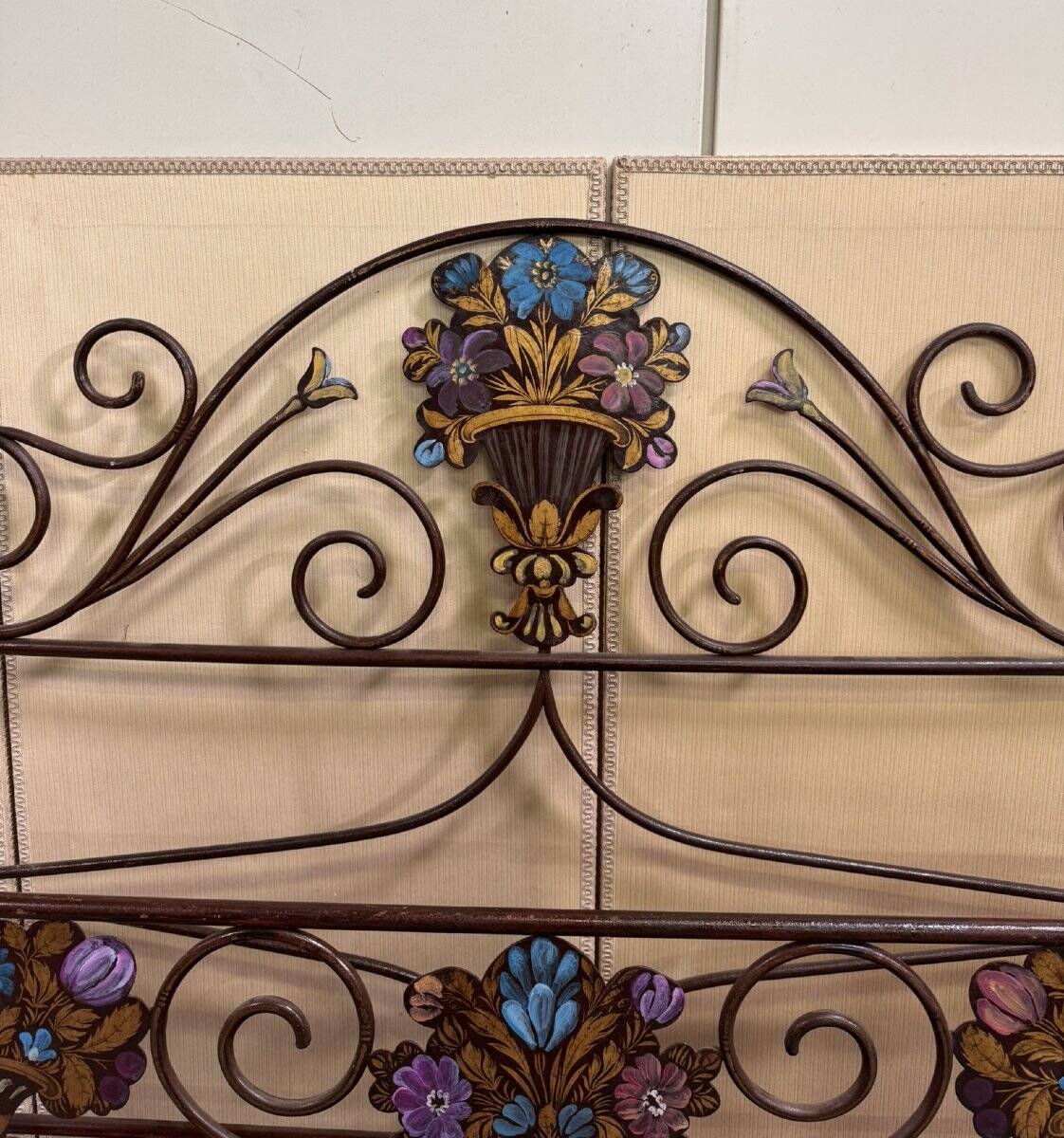 Venetian bed in iron and cast iron from the Art Nouveau period with polychrome decorations