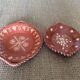 2 assiettes en terre cuite