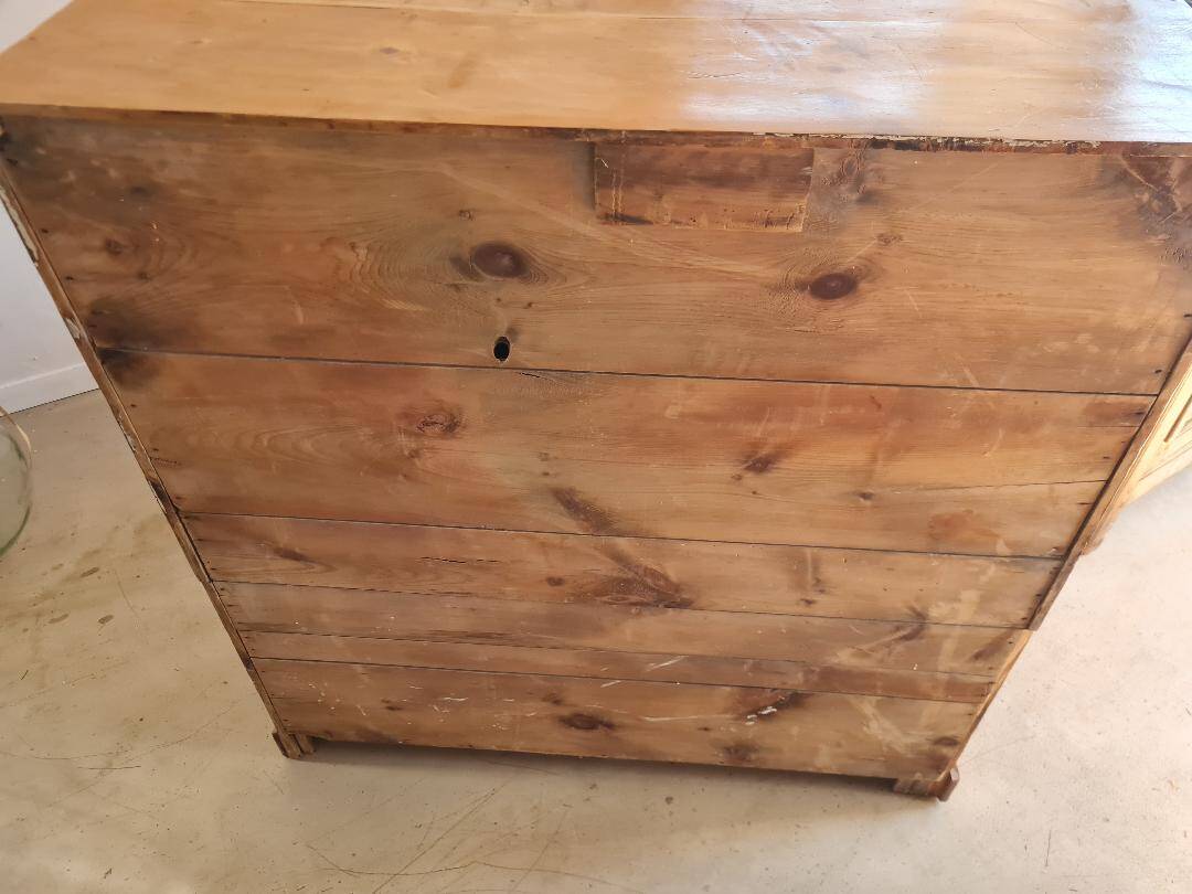 Antique English-style chest of drawers