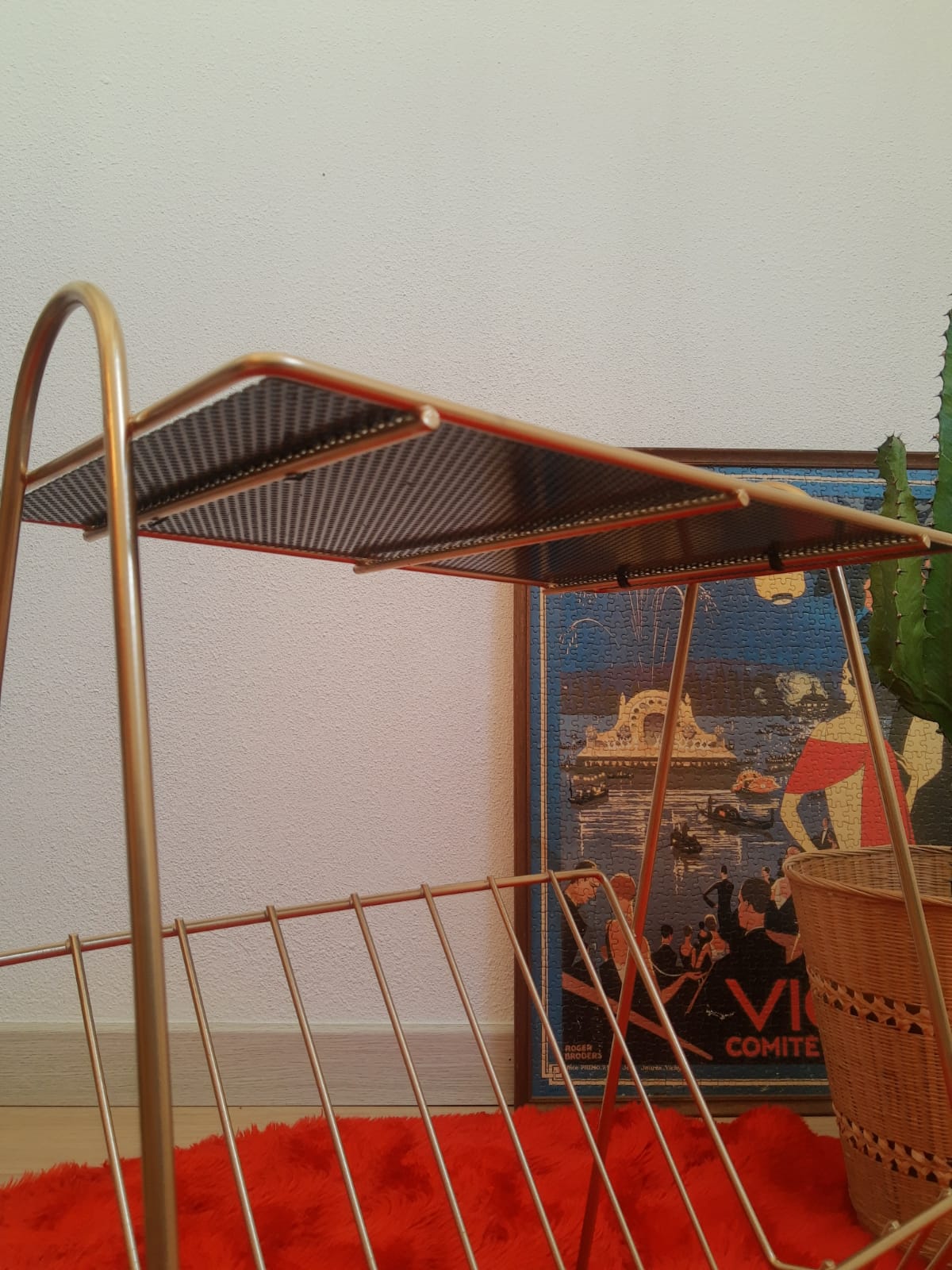 Pedestal table, door magazines in gilded metal years 50 - 60