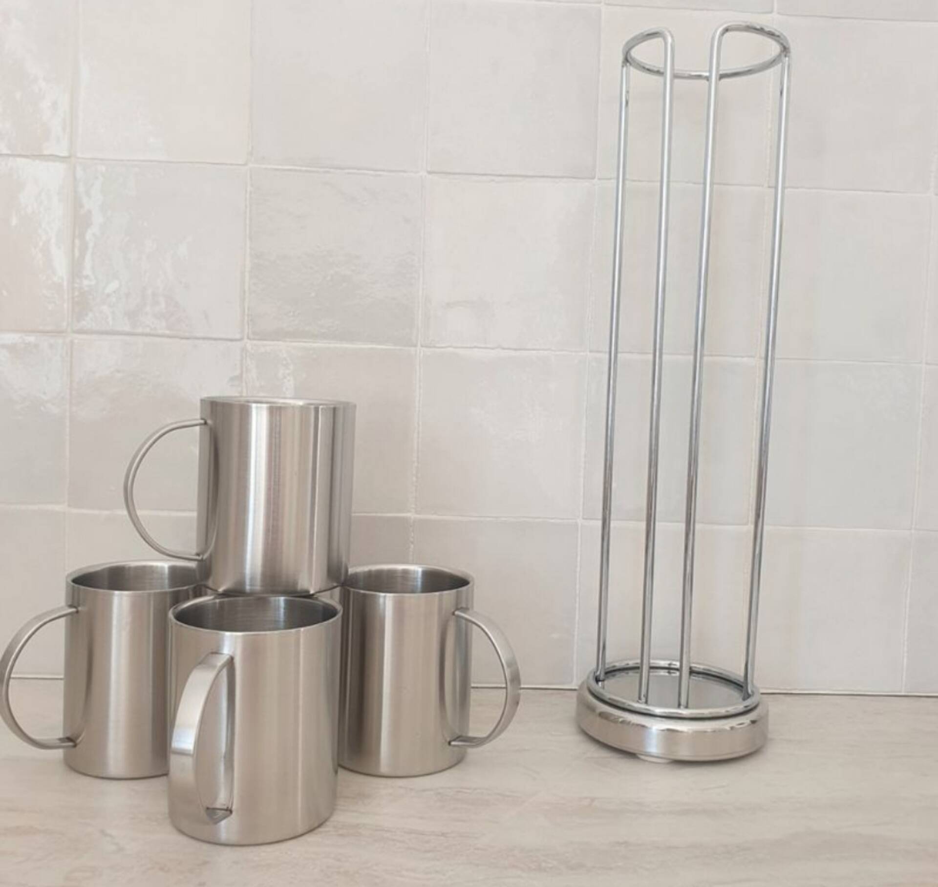 4 Grandes Tasses en inox et son support métallique