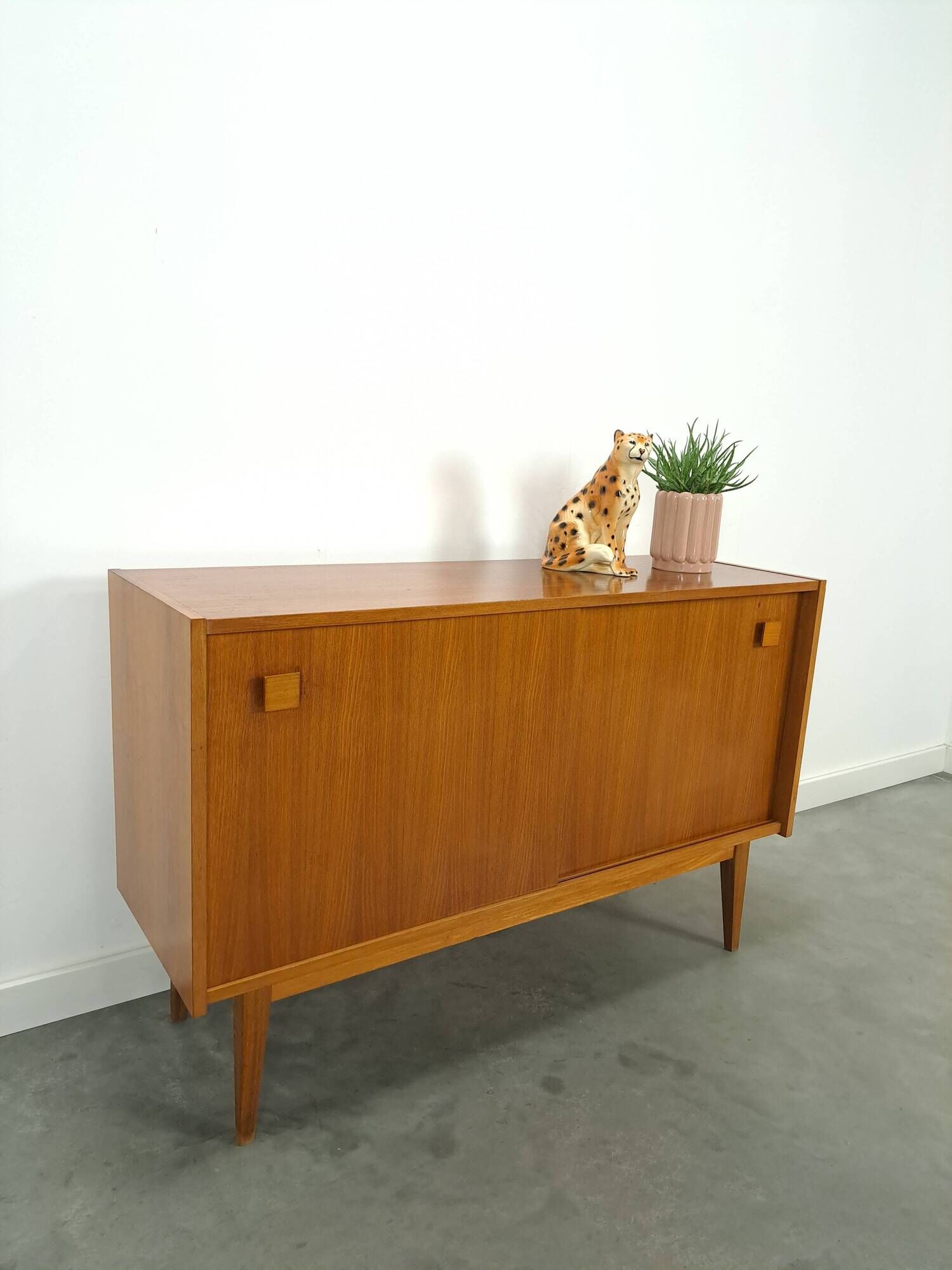 Dressoir vintage plus raffiné avec vierkante grepen et schuine poten