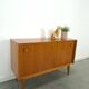 Dressoir vintage plus raffiné avec vierkante grepen et schuine poten