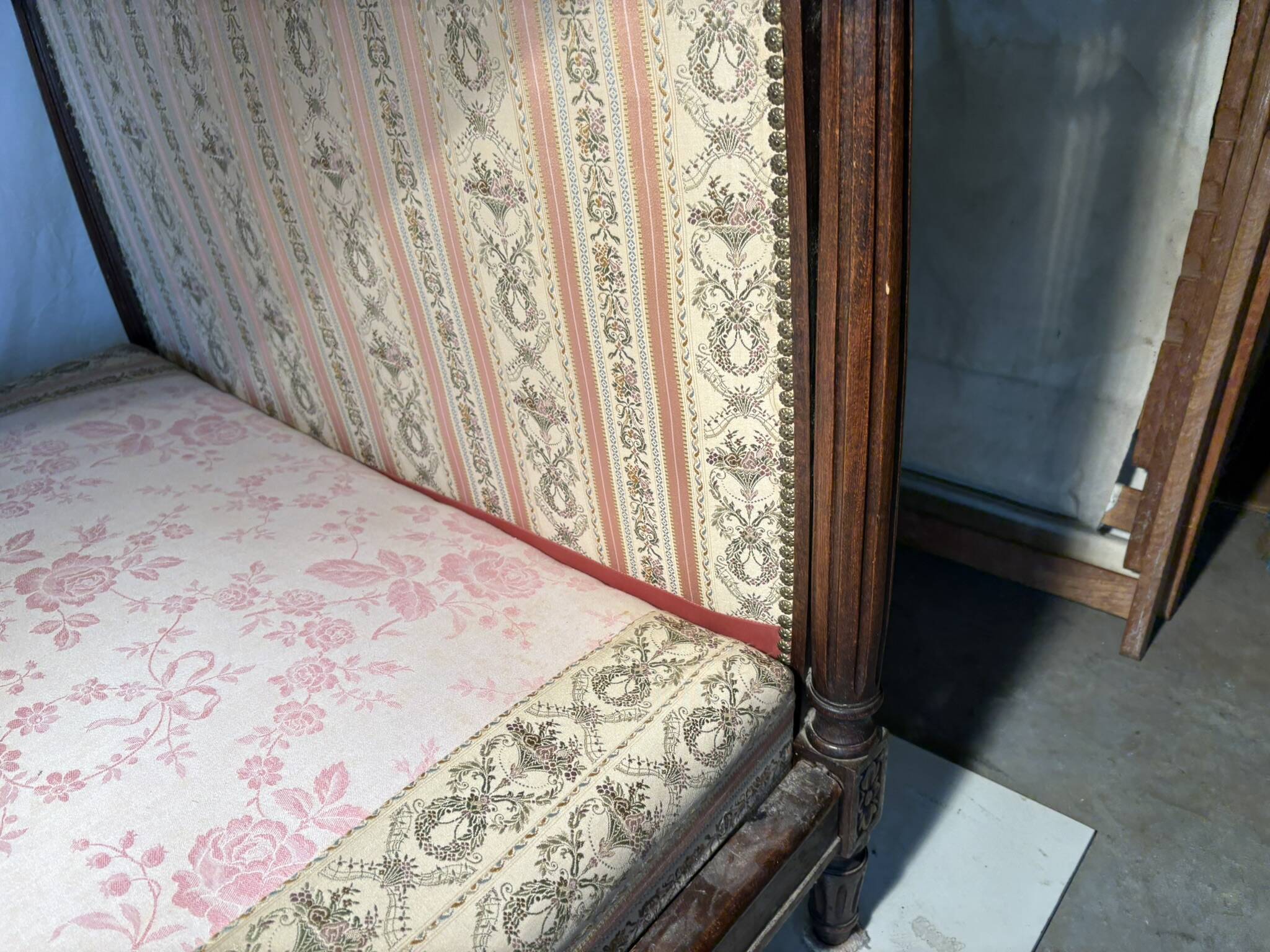 Antique Louis XVI style daybed in carved wood and patterned fabric