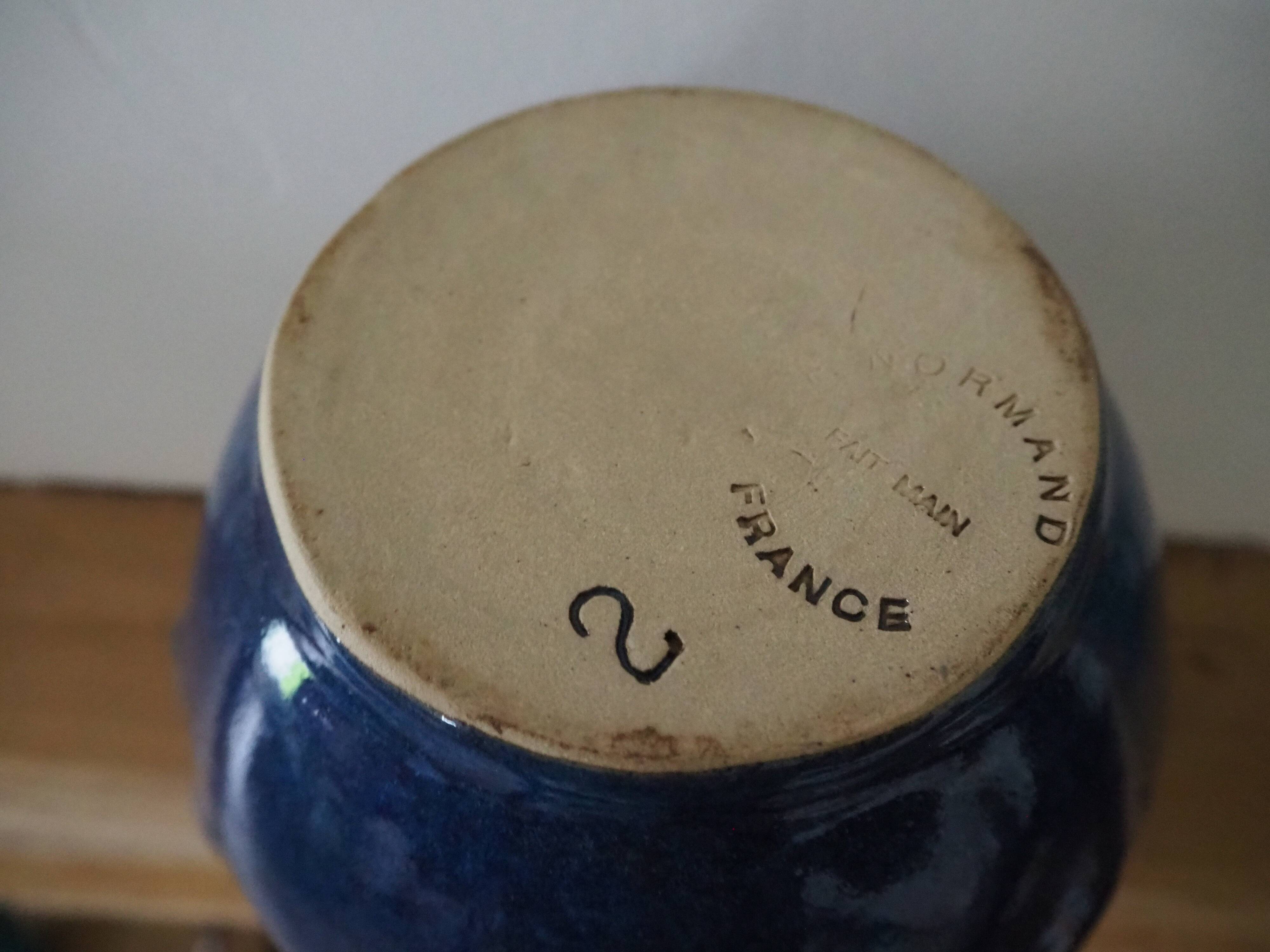 Pichet en céramique – émail de couleur bleu signé J. Normand fait main