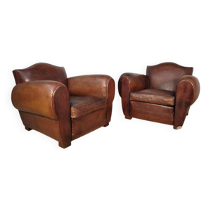 Paire de fauteuils club en cuir havane, modèles moustache, milieu 20ème