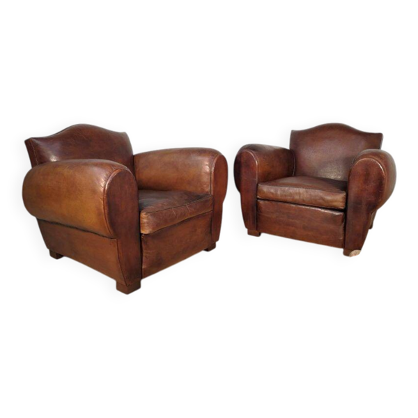 Paire de fauteuils club en cuir havane, modèles moustache, milieu 20ème