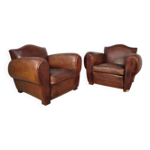 Paire de fauteuils club en cuir havane, modèles moustache, milieu 20ème