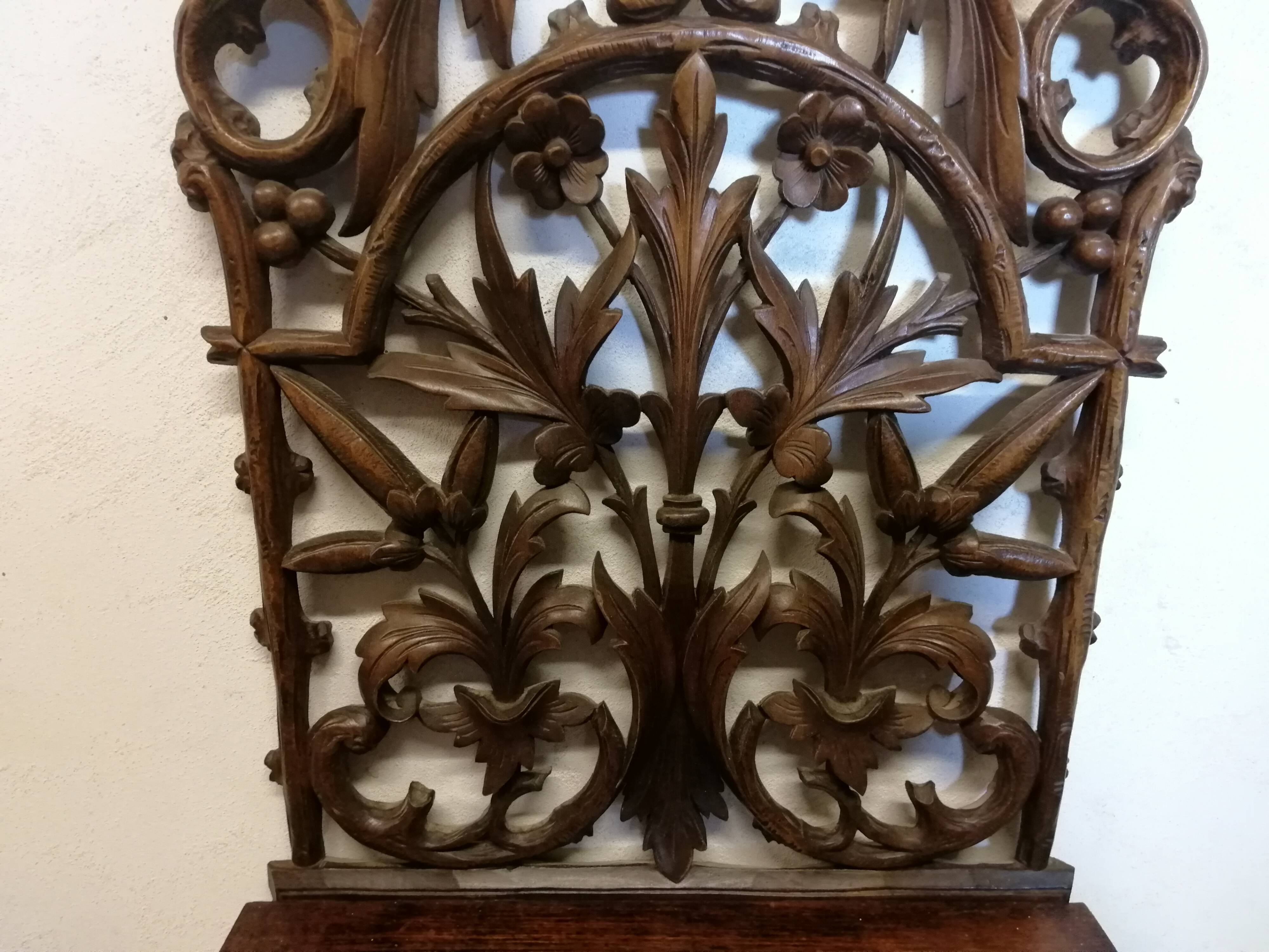 Étagère murale en bois sculpté