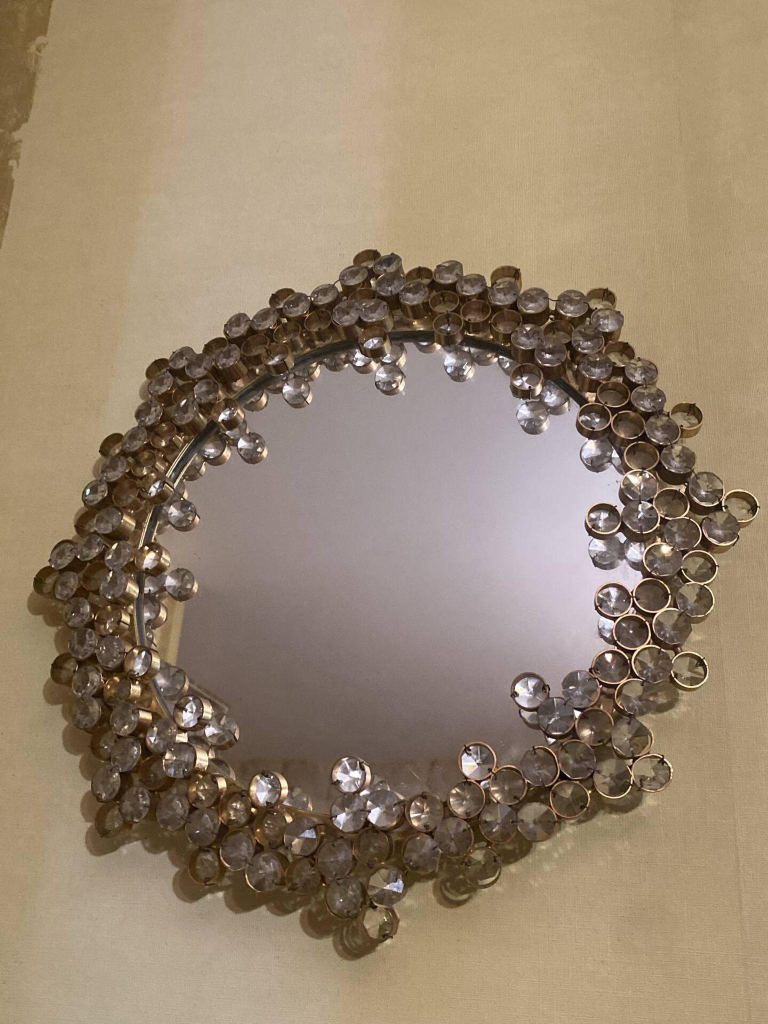 Miroir Hollywood Regency en cristal de Pawla