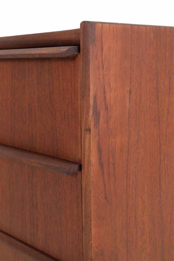 Mid-century teak chest of drawers / dresser / Danish modern design / 1960s