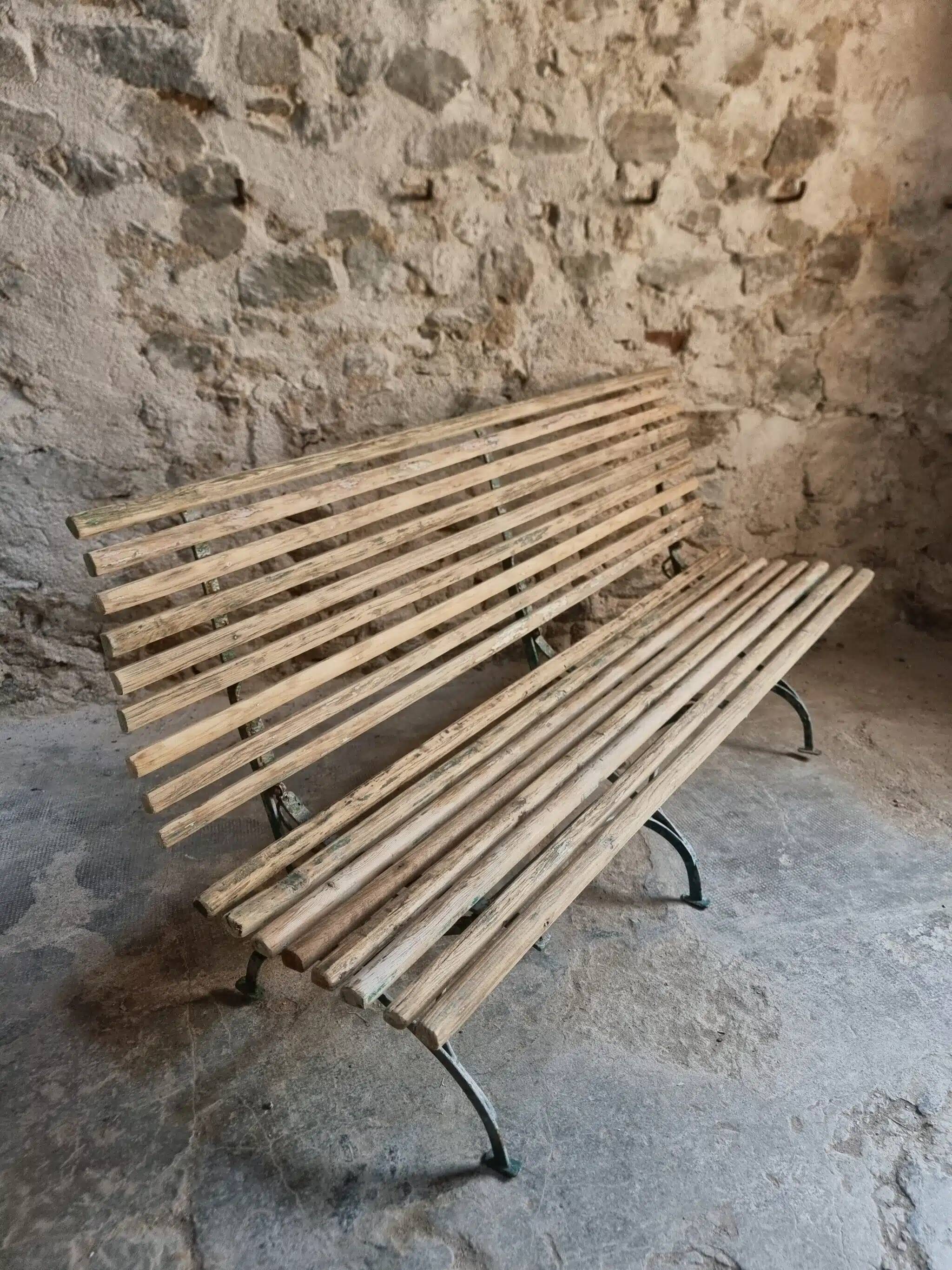 Banc de jardin pliant français ancien, pin et cadre en fer riveté