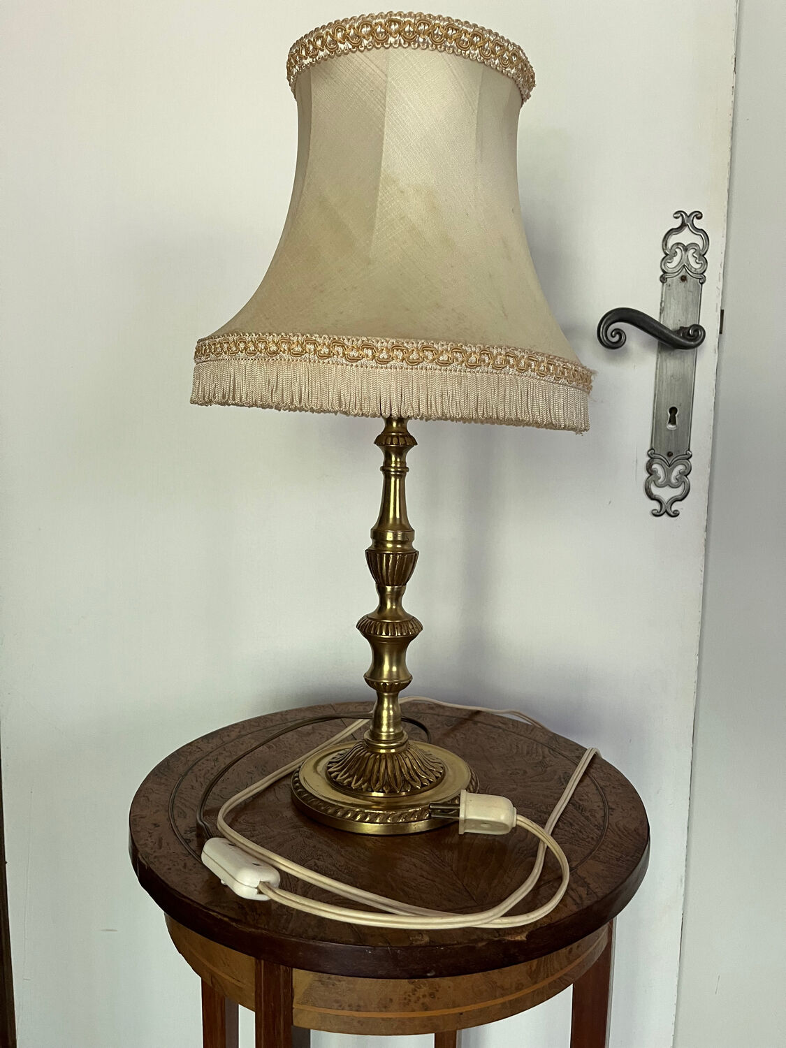 Bronze foot bedside lamp