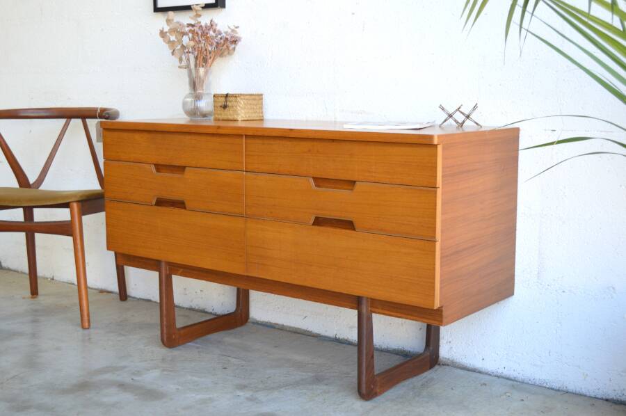 Commode minimaliste par Uniflex 121cm