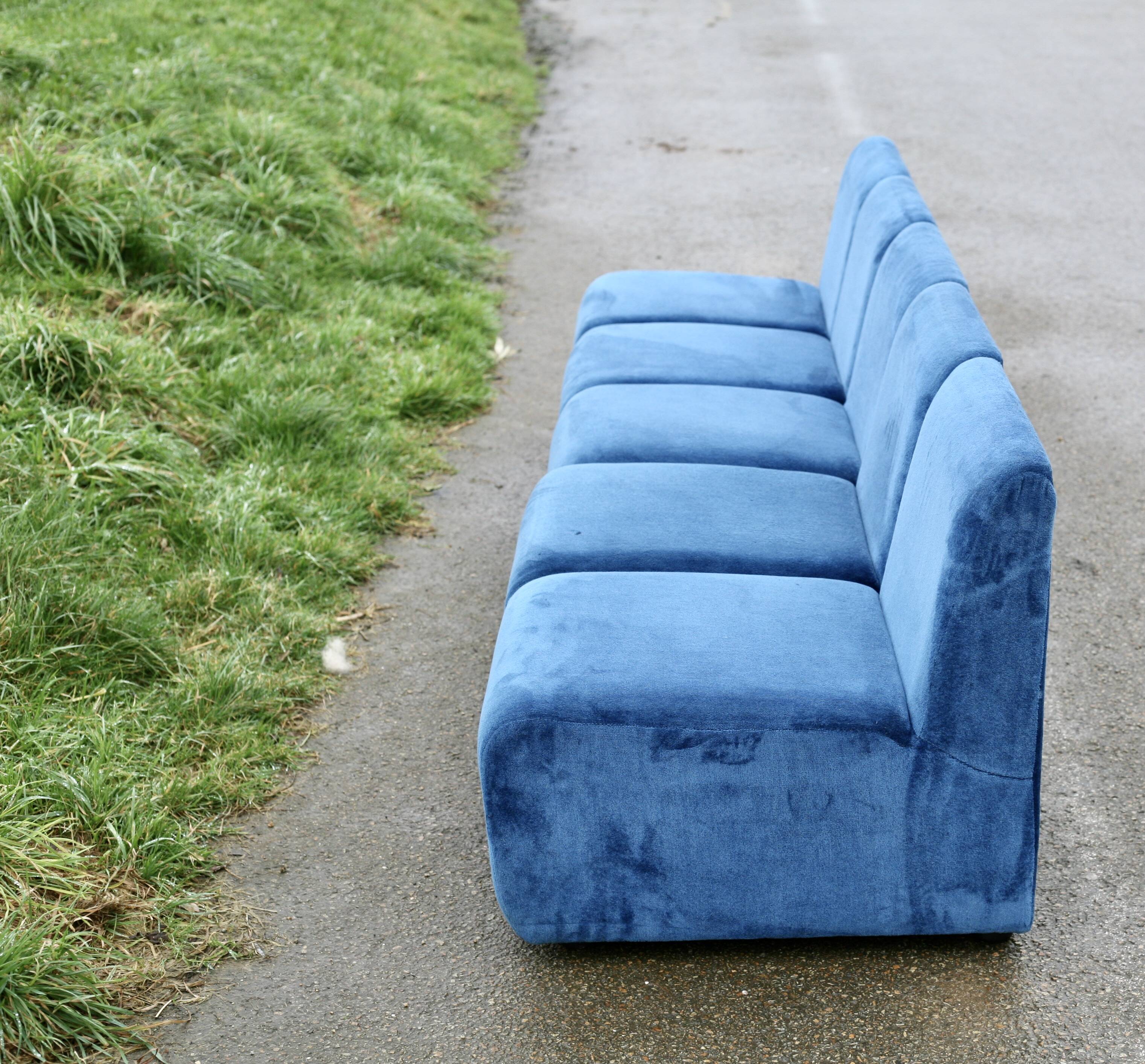 Canapé modulable composé de 5 chauffeuses en velours bleu, circa 1980